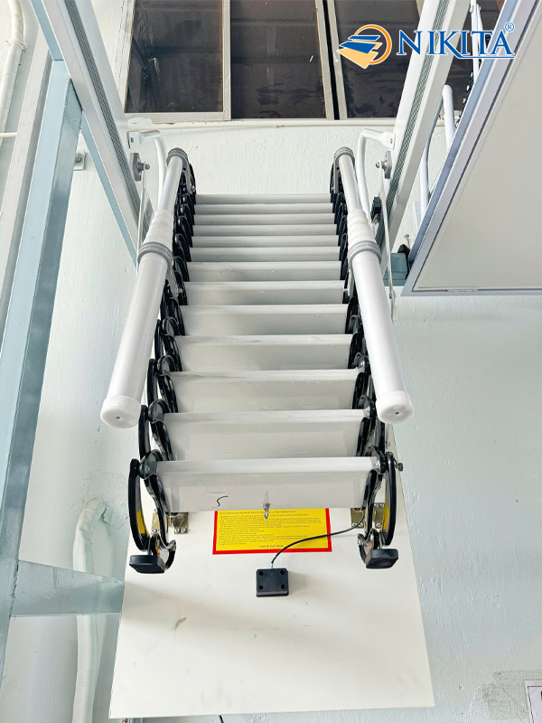 Thang ốp trần điều khiển điện cơ NKT có tay vịn 3M4
